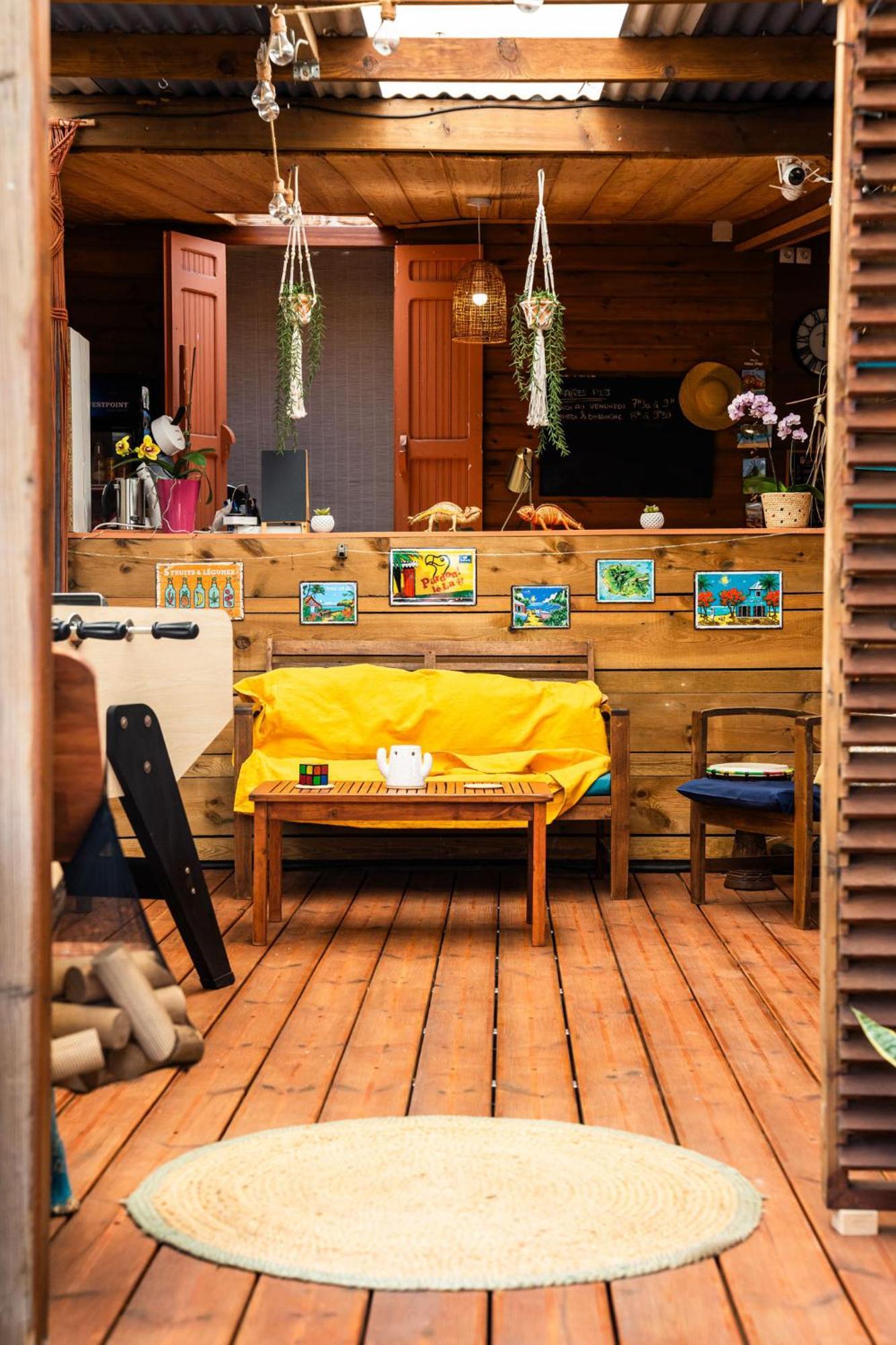 Les Baroudeurs Hostel แซ็ง-ปีแยร์ ภายนอก รูปภาพ