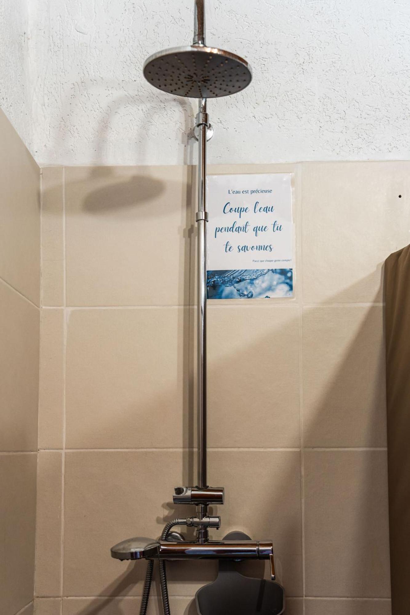 Les Baroudeurs Hostel แซ็ง-ปีแยร์ ภายนอก รูปภาพ