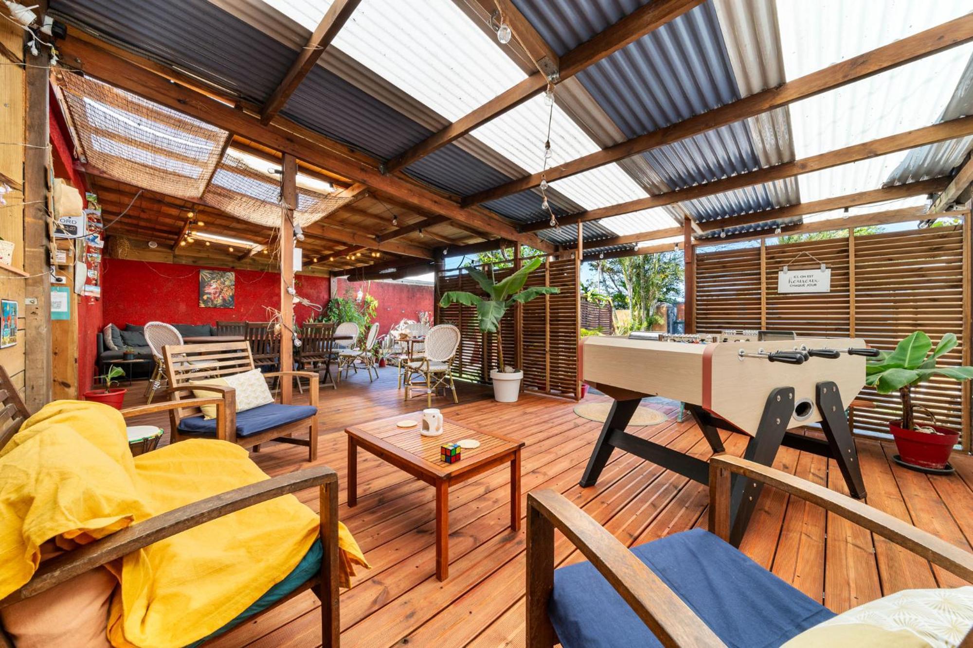 Les Baroudeurs Hostel แซ็ง-ปีแยร์ ภายนอก รูปภาพ